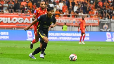 BRI Super League jeda hingga 2 April 2026. Persib Bandung pimpin klasemen sementara diikuti Borneo FC dan Persija.