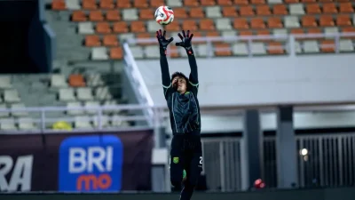 Kiper Persebaya Ernando Ari menegaskan kesiapan tim menghadapi Borneo FC pada pekan ke-25 Super League di Stadion Segiri. Foto Persebaya Official