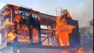 Paduppa Resort Bira di kawasan wisata Pantai Bira Bulukumba terbakar Selasa siang, asap tebal terlihat dari kejauhan.