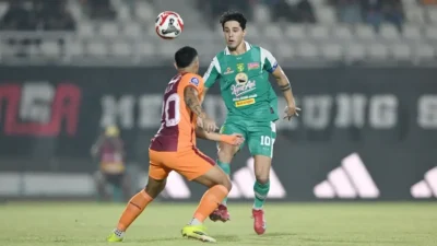 Kapten Persebaya Bruno Moreira bereaksi dalam laga melawan Borneo FC di Stadion Segiri Samarinda. Foto Ilegue