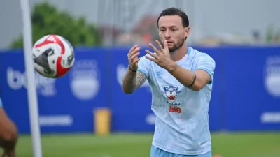 Marc Klok jalani latihan intens bersama Persib Bandung untuk kembalikan kondisi fisik usai cedera.