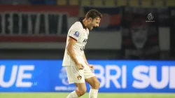 Striker Persik Kediri Jose Enrique bersiap menghadapi laga melawan PSBS Biak di Stadion Brawijaya Kediri.