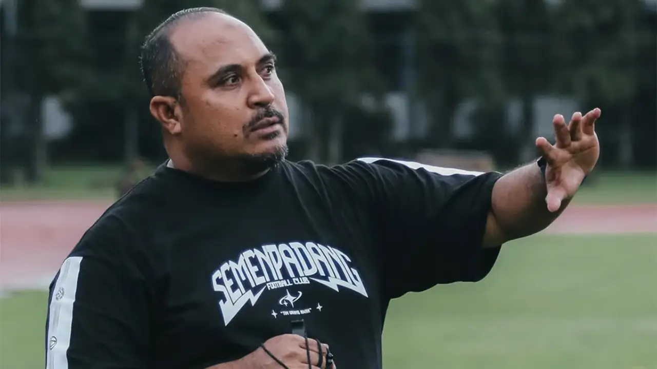 Semen Padang menghadapi PSBS Biak di pekan ke-25 Super League dalam laga debut pelatih Imran Nahumarury. Foto Ilegue