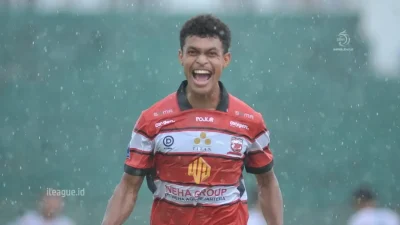 Fransiskus Alesandro merayakan gol saat Madura United mengalahkan Persik Kediri di Derbi Jatim.