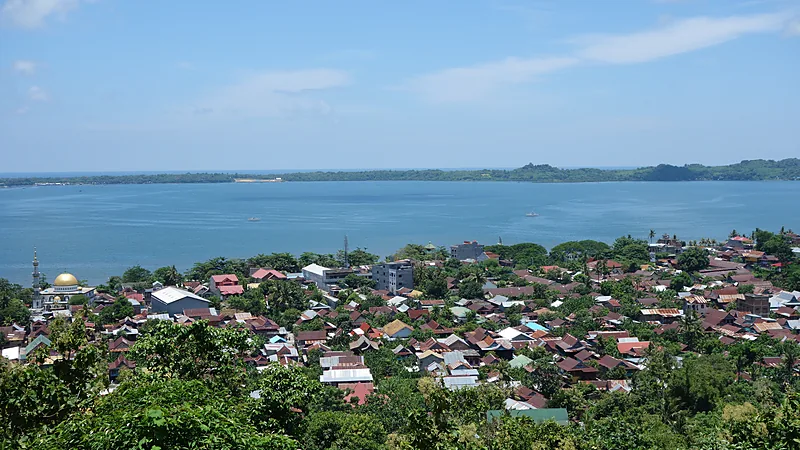 Atap rumah warga Kota Parepare dilihat dari ketinggian dengan teluk dan perbukitan di latar belakang