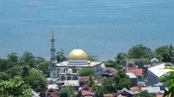Masjid berkubah emas dengan menara tinggi di tengah permukiman tepi laut Kota Parepare