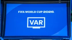 Layar monitor VAR bertuliskan FIFA World Cup 2026 di pinggir lapangan