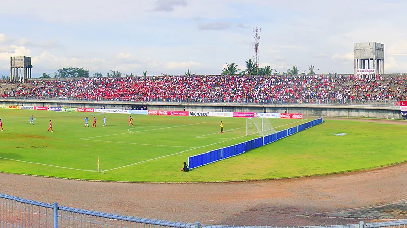 Pertandingan di Stadion Kapten I Wayan Dipta dengan tribun dipenuhi suporter berbaju merah