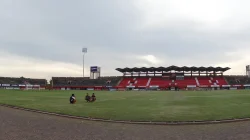 Lapangan dan tribun merah Stadion Kapten I Wayan Dipta di bawah langit mendung
