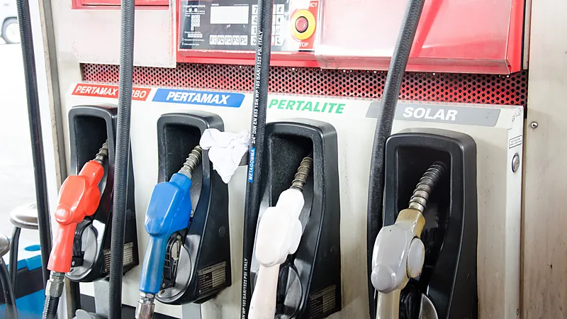 BBM Subsidi di Bulukumba Dibatasi, Petani Bawa Combine ke DPRD Deretan nozzle pompa BBM berlabel Pertamax Turbo, Pertamax, Pertalite, dan Solar