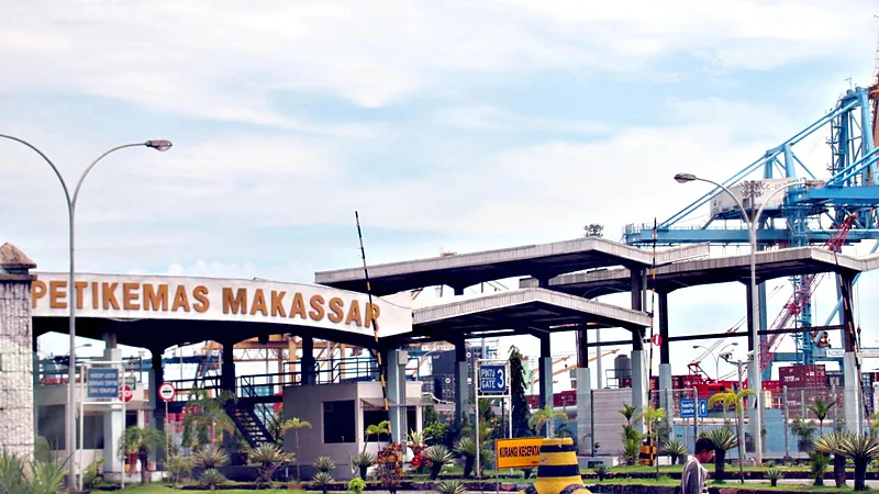 Bea Cukai Makassar Musnahkan 28,5 Juta Batang Rokok Ilegal Gerbang Terminal Petikemas Makassar dengan kanopi beton dan crane kontainer biru di belakangnya
