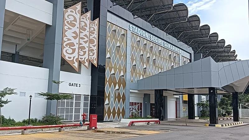 Gerbang 3 dan papan nama Stadion Segiri Samarinda dengan ornamen dayak dan atap tribun melengkung