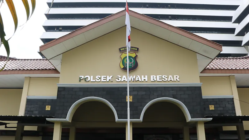 Cekcok di Tallo Makassar Berujung Maut, Polisi Tetapkan AA Tersangka Fasad kantor polisi bertuliskan Polsek Sawah Besar dengan lambang Polda Metro Jaya dan tiang bendera