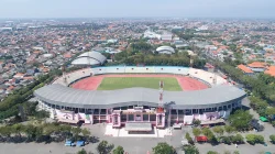 Foto udara Stadion Gelora Delta Sidoarjo dengan lintasan merah di tengah permukiman padat