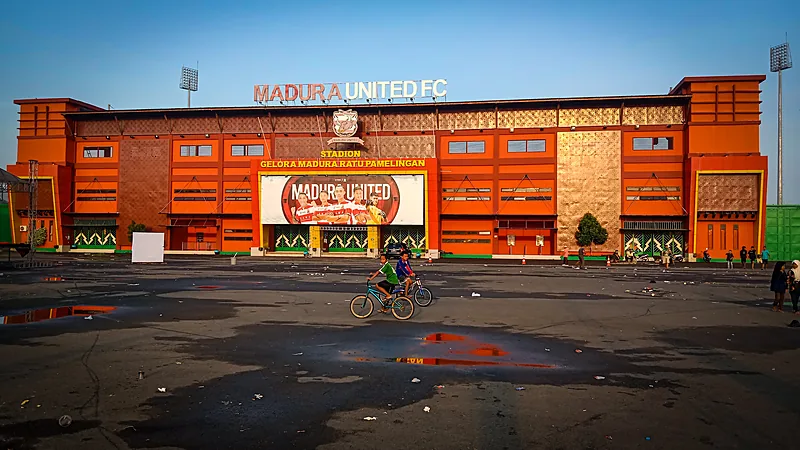 Dimitar Mitkov Pimpin Top Skor Super League 2026/27 dengan 4 Gol Tampak depan Stadion Gelora Madura Ratu Pamelingan berwarna oranye saat sore