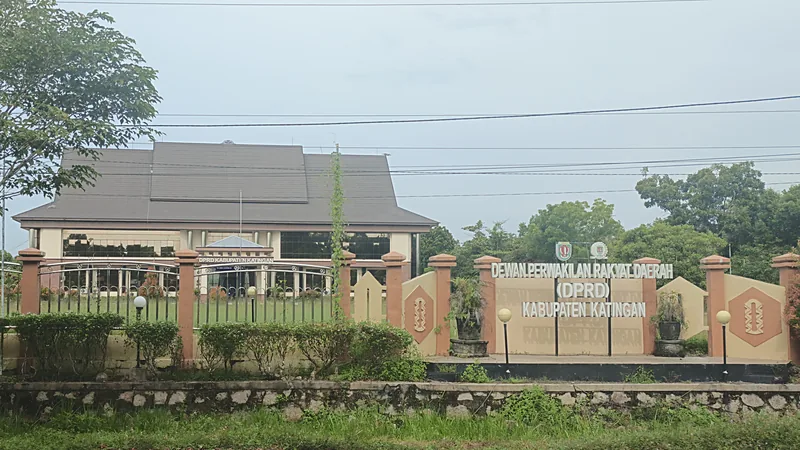 Gedung dan papan nama Dewan Perwakilan Rakyat Daerah Kabupaten Katingan di balik pagar besi