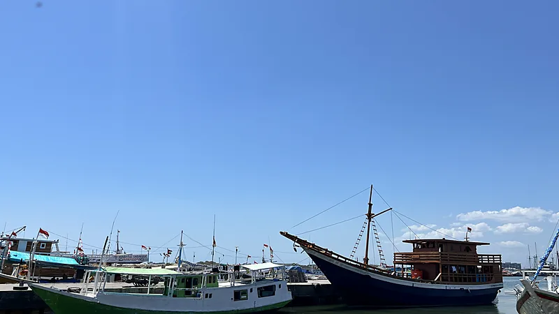 Ekonomi Makassar Tumbuh 7,04 Persen pada Triwulan II Kapal-kapal kayu pinisi dan perahu nelayan bersandar berjajar di dermaga Pelabuhan Paotere Makassar di bawah langit cerah