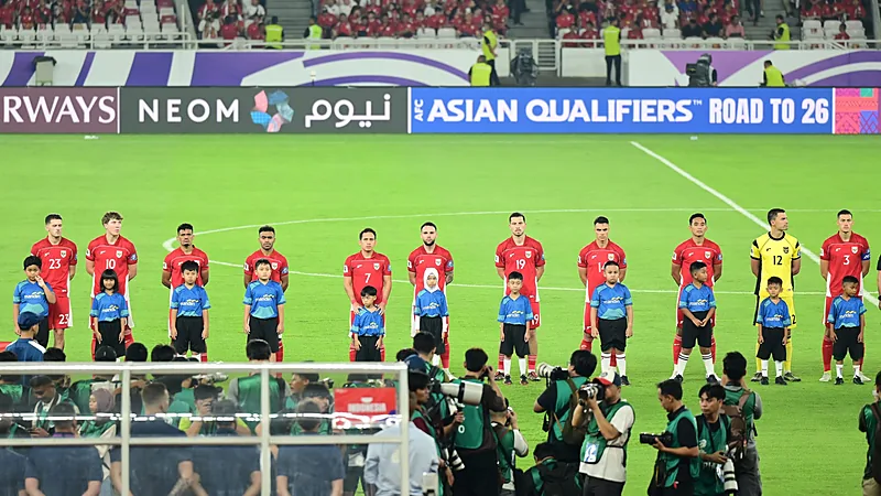 Emil Audero Debut di Bernabéu, Tujuh Penyelamatan Meski Rayo Kalah 1-4 Pemain Timnas Indonesia berbaris sebelum laga Kualifikasi Piala Dunia melawan China, dengan Emil Audero berkostum kuning nomor 12