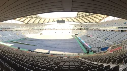 Tribun kosong Seoul World Cup Stadium dengan lapangan tertutup terpal dilihat dari bawah atap