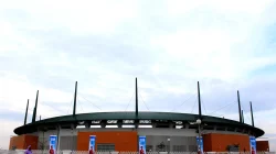 Stadion Pakansari Bogor tampak luar dengan atap hijau dan tiang kabel