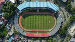 Foto udara Stadion Segiri Samarinda dengan lapangan hijau, lintasan atletik, dan tribun bertuliskan Borneo FC