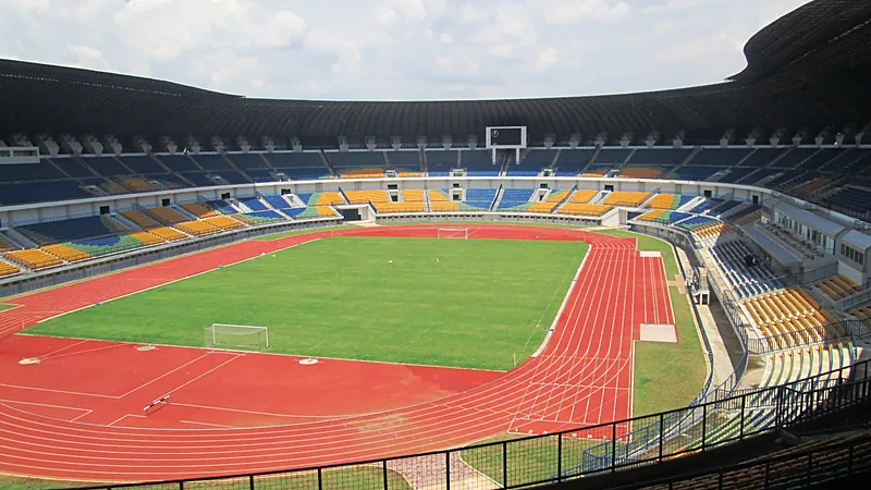 Gol Julio Cesar Bawa Persib Tekuk FC Seoul 1-0 di Laga Perdana ACL Two Lapangan dan lintasan atletik merah Stadion Gelora Bandung Lautan Api dengan tribun berwarna-warni
