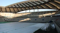 Tribun Seoul World Cup Stadium di bawah atap melengkung dengan lapangan tertutup lapisan pelindung