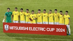 Sebelas pemain timnas Brunei Darussalam berseragam kuning berbaris di tepi lapangan sebelum pertandingan