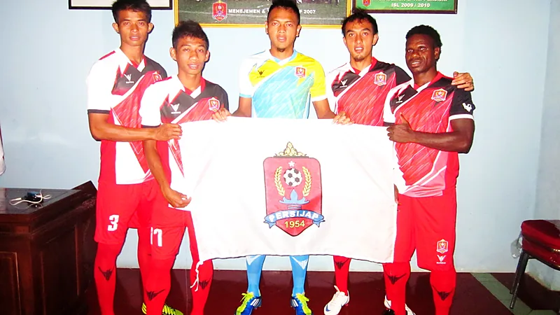 Lima pemain Persijap Jepara berseragam merah putih dan kiper berkostum kuning membentangkan bendera berlambang Persijap di dalam ruangan