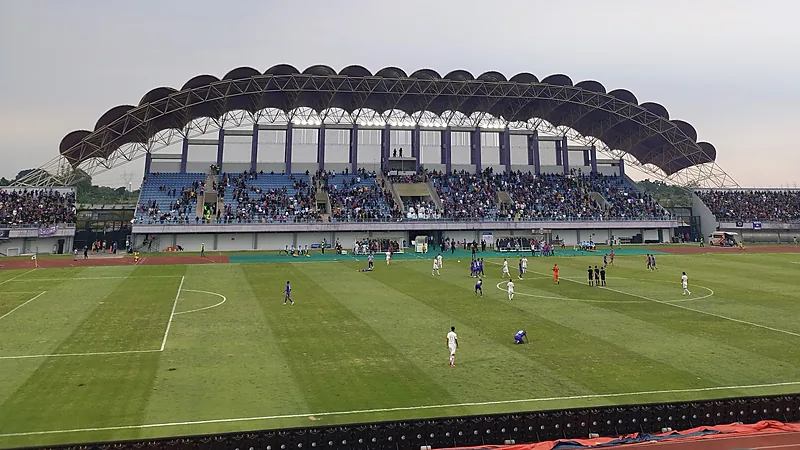 Persita Balikkan Java United 3-2, Gol Andrejic Menit 90+6 Jadi Penentu Pertandingan berlangsung di Indomilk Arena dengan tribun beratap lengkung penuh penonton