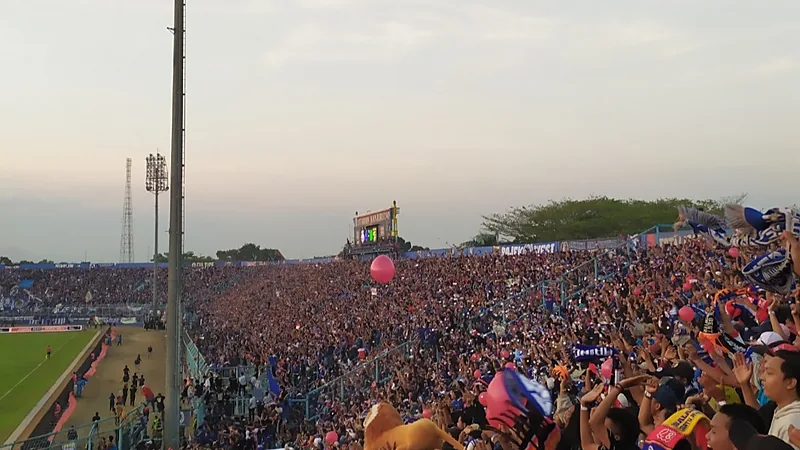 Drama Enam Gol, PSM Tahan Arema 3-3 Lewat Gol Cumic di Menit 90+5 Ribuan Aremania berbaju biru memadati tribun Stadion Kanjuruhan sambil mengibarkan syal