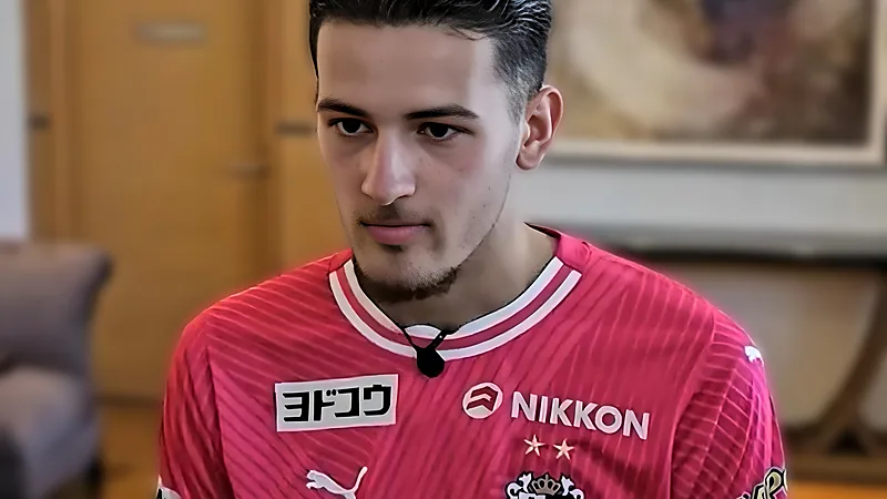 Justin Hubner mengenakan jersey merah muda Cerezo Osaka saat sesi wawancara di dalam ruangan