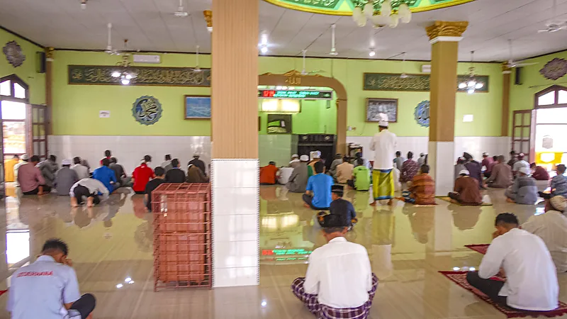 Edy Manaf Pimpin ICMI Bulukumba Periode 2026-2031 Jamaah duduk dan bersujud di ruang salat masjid berdinding hijau dengan lantai keramik mengilap
