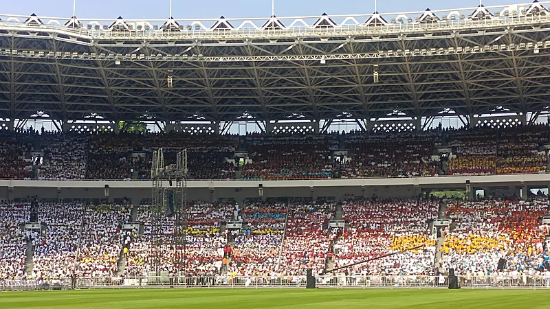 Indonesia vs Malaysia Senin Malam, Kick-off 19.30 WIB Tribune Stadion Utama Gelora Bung Karno terisi penuh penonton berpakaian warna-warni pada siang hari