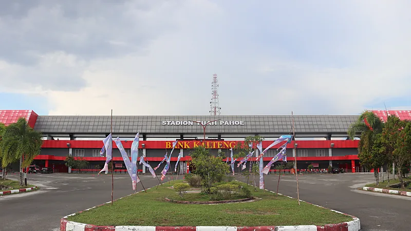 Mundari Karya: Isenmulang Butuh Lima Laga, Kini Tantang Bhayangkara Stadion Tuah Pahoe dengan taman bundar dan umbul-umbul di depan pintu masuk