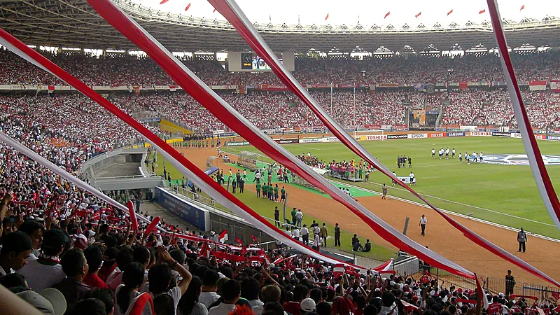 Stadion Utama Gelora Bung Karno penuh penonton berkaus merah putih dengan pita merah putih terbentang saat laga sepak bola