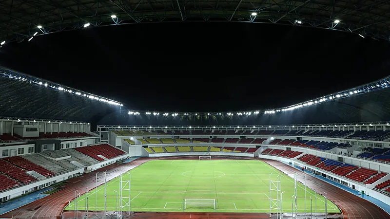 Lefundes Janji Benahi Lini Belakang Java United Jelang Persija Lapangan dan tribun berwarna-warni Stadion Jatidiri saat lampu stadion dinyalakan pada malam hari