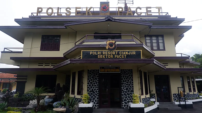 Gedung dua lantai Polsek Pacet dengan papan nama Polri Resort Cianjur Sektor Pacet di atas pintu masuk