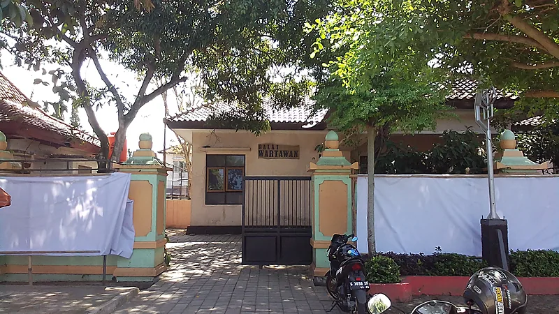 Kapolda Sulsel Dilaporkan ke Mabes Polri soal Kekerasan Jurnalis Bangunan Balai Wartawan bercat krem dengan gerbang besi dan papan nama di atas pintu, dinaungi pepohonan