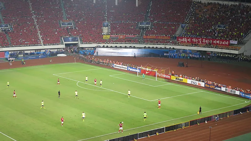 Kim Gi-dong Ungkap Penyebab FC Seoul Kalah dari Persib di ACL Two FC Seoul berkostum kuning bertanding melawan tim berkostum merah di ajang AFC Champions League