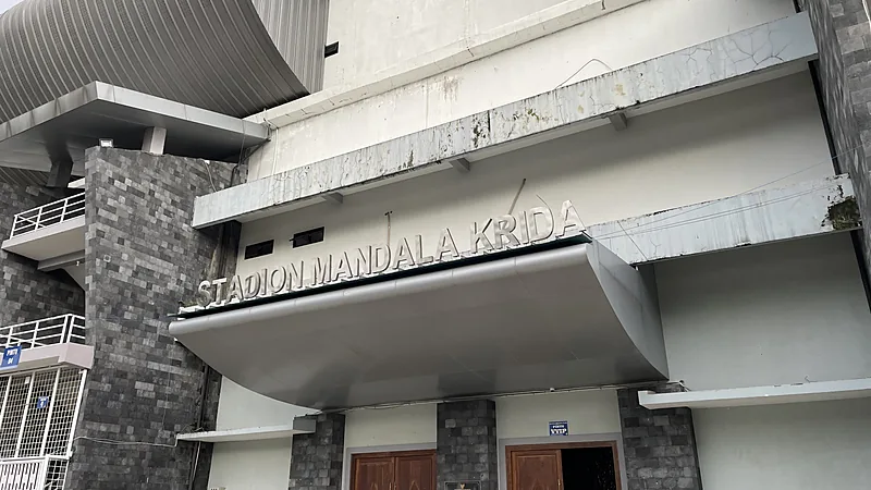 Klasemen Super League 2026/27: Madura United Teratas Pintu masuk VVIP Stadion Mandala Krida Yogyakarta dengan tulisan nama stadion pada kanopi melengkung dan dinding batu abu-abu