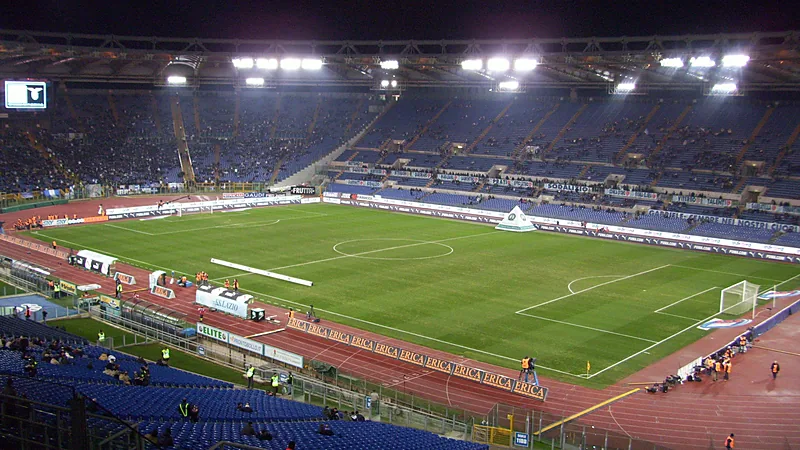 Moreira Dua Gol dalam Dua Menit, Milan Tahan Lazio 2-2 di Olimpico Stadio Olimpico Roma pada malam hari dengan lampu sorot menyala dan lapangan hijau sebelum laga