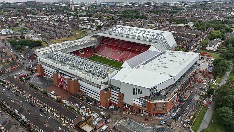 Foto udara Stadion Anfield dengan kursi tribun merah di tengah deretan rumah kota Liverpool