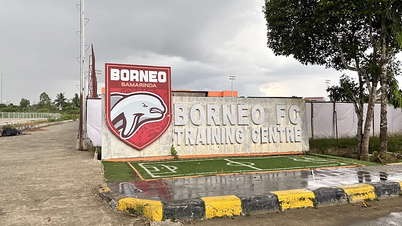 Mauro Jeronimo Soroti Wasit dan VAR Usai Borneo FC Kalah 1-3 Papan nama beton bertuliskan Borneo FC Training Centre dengan logo klub di tepi jalan