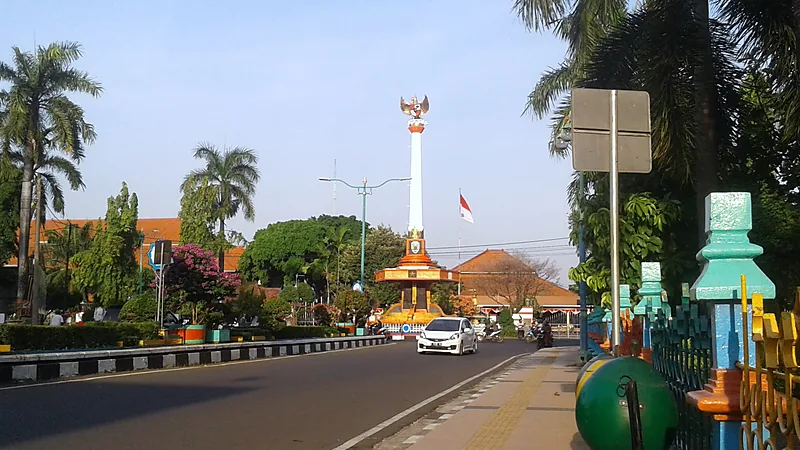 Najeeb Yakubu Tinggalkan Garudayaksa, Kembali ke Persijap Jepara Tugu Pancasila dan kawasan pendopo di pusat Kota Jepara dengan jalan raya, pepohonan, dan kendaraan yang melintas