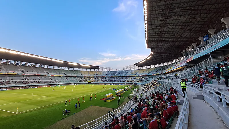 Persebaya vs PSIM Malam Ini di GBT, Bajul Ijo Buru Kemenangan Perdana Tribun dan lapangan Stadion Gelora Bung Tomo Surabaya penuh penonton saat sore menjelang malam dengan lampu stadion menyala