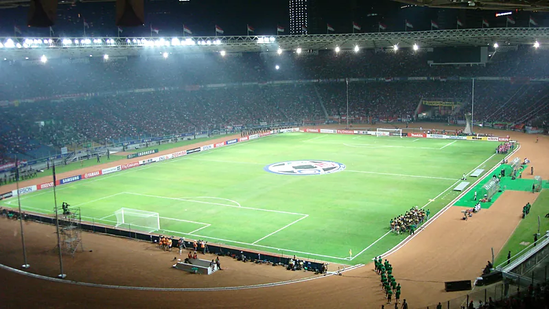 Persija vs Java United di Bali Tanpa Penonton karena Pilkades Gianyar Lapangan Stadion Utama Gelora Bung Karno Jakarta pada malam hari dengan lampu menyala dan tribun penuh penonton