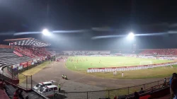 Stadion Kapten I Wayan Dipta, Gianyar, pada laga malam dengan lampu stadion menyala dan tribun yang sebagian kosong