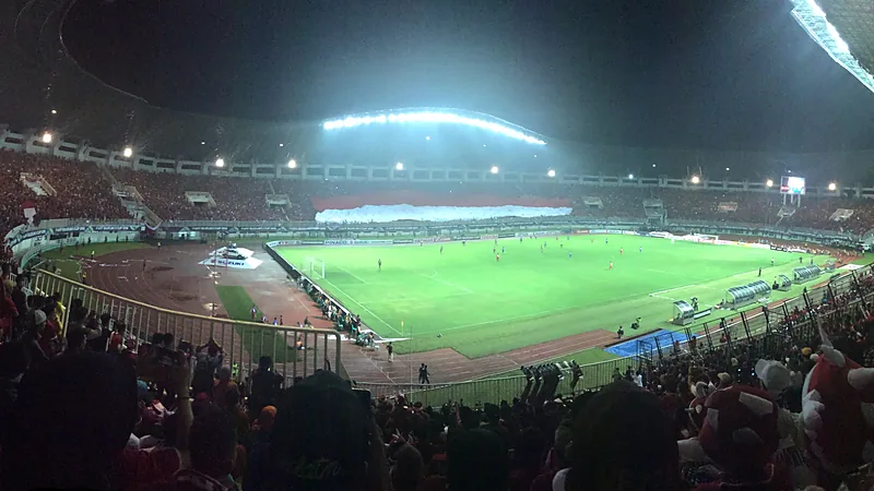 Brace Jose Enrique Bawa Persik Tekuk Garudayaksa 2-0 di Pakansari Stadion Pakansari penuh penonton pada malam hari dengan lampu sorot menyala dan bendera merah putih raksasa di tribun seberang