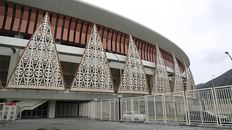 Fasad Stadion Lukas Enembe di Jayapura dengan ornamen segitiga bermotif khas Papua dan pagar putih